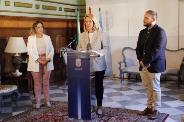 Luisa García Chamorro, en el centro, hace balance de la Semana Santa 2023 (AYUNTAMIENTO) 