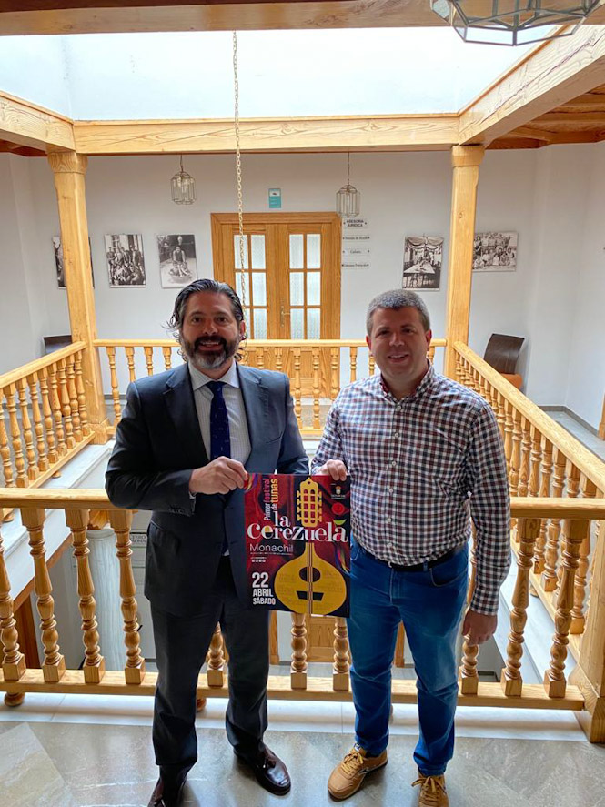  el representante de la Tuna de Derecho y el alcalde de Monachil, durante la presentación del Festival La Cerezuela (AYTO MONACHIL)
