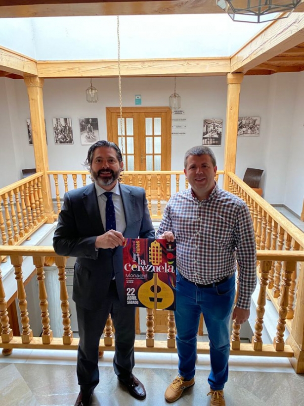  el representante de la Tuna de Derecho y el alcalde de Monachil, durante la presentación del Festival La Cerezuela (AYTO MONACHIL)
