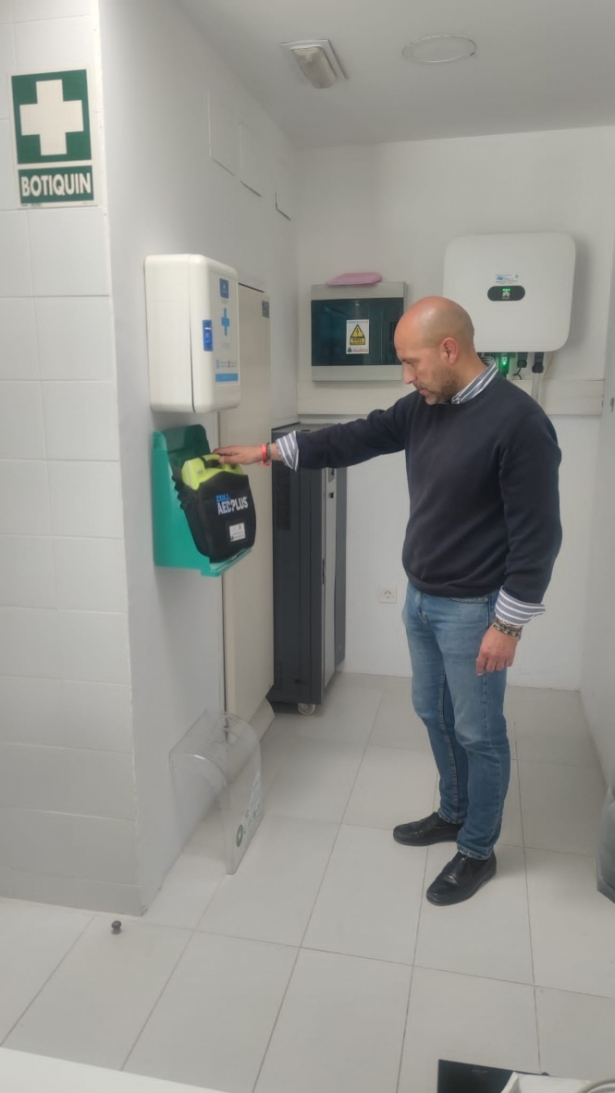 El alcalde de Otura junto al desfibrilador instalado por el Ayuntamiento en el pabellón deportivo (AYTO. OTURA)