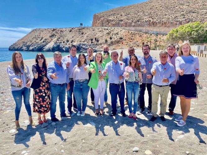 José Entrena, en el centro, con la candidatura del PSOE en Gualchos-Castell de Ferro para las municipales del 28 de mayo (PSOE)