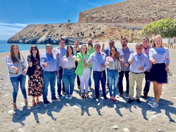 José Entrena, en el centro, con la candidatura del PSOE en Gualchos-Castell de Ferro para las municipales del 28 de mayo (PSOE) José Entrena, en el centro, con la candidatura del PSOE en Gualchos-Castell de Ferro para las municipales del 28 de mayo (PSOE)