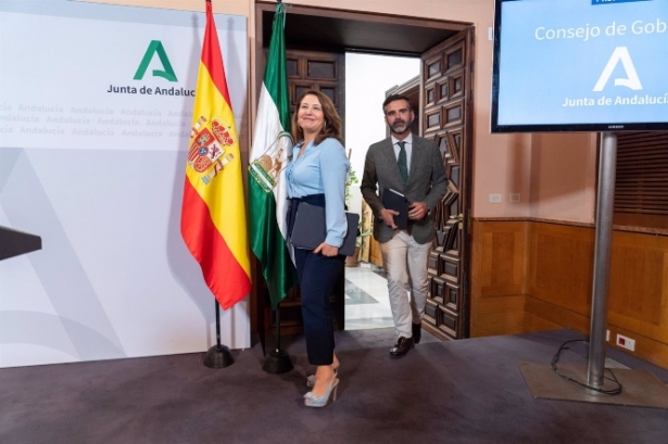 El consejero de Sostenibilidad, Medio Ambiente y Economía Azul y portavoz del Gobierno, Ramón Fernández Pacheco acompañada por la consejera de Agricultura, Agua y Desarrollo Rural Carmen Crespo Díaz (FRANCISCO J. OLMO / EUROPA PRESS) 