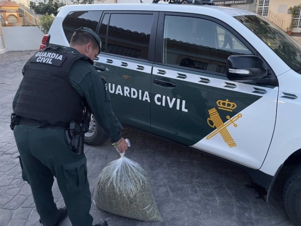 Agente de la Guardia Civil con marihuana incautada (GUARDIA CIVIL DE GRANADA)