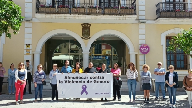 Cinco minutos de silencio contra la violencia de género (AYTO. ALMUÑÉCAR)