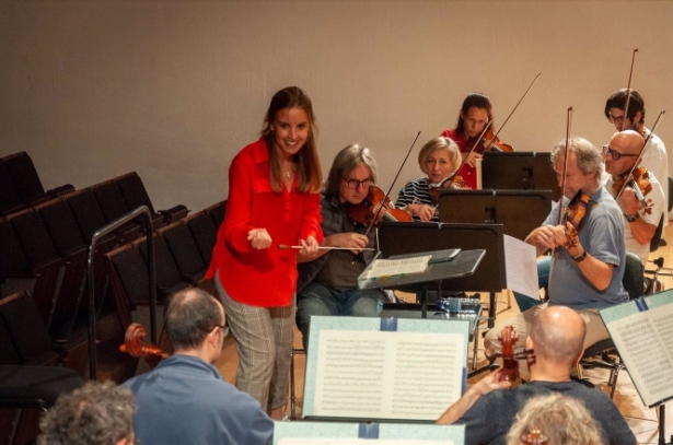 Isabel Rubio dirige a la OCG en un ensayo (OCG) 