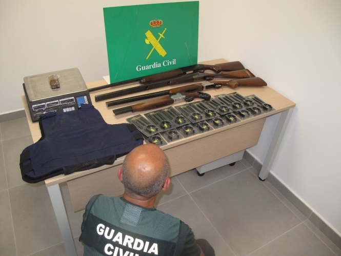 Escopeta y chaleco antibalas descubiertos en una plantación de marihuana (GUARDIA CIVIL)