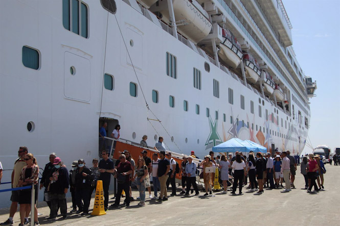 Pasajeros junto al crucero Norwegian Star (PUERTO DE MOTRIL)