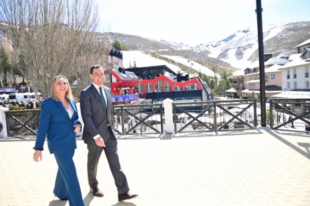 El presidente de la Junta de Andalucía, Juanma Moreno, junto a Marifrán Carazo, aún como consejera de Fomento, en imagen de archivo en Sierra Nevada (ÁLEX CÁMARA - EUROPA PRESS) El presidente de la Junta de Andalucía, Juanma Moreno, junto a Marifrán Carazo, aún como consejera de Fomento, en imagen de archivo en Sierra Nevada (ÁLEX CÁMARA - EUROPA PRESS)