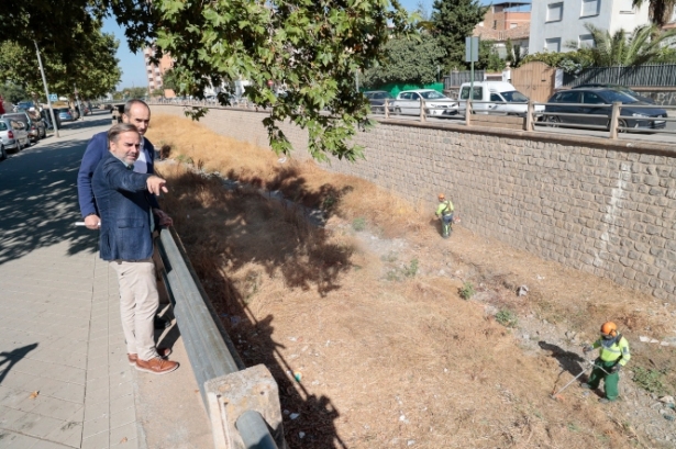 Tareas de desbroce del Río Monachil (JAVIER ALGARRA / AYUNTAMIENTO)