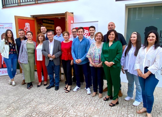 Pepe Entrena y Sandra García junto al resto de la candidatura del PSOE Alhama de Granada (PSOE)