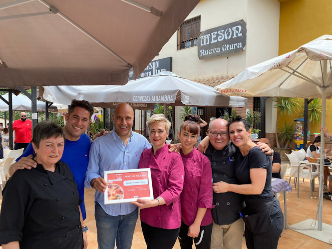 El alcalde de Otura y el concejal de Fiestas junto a los ganadores del premio a la mejor tapa (AYTO. OTURA)