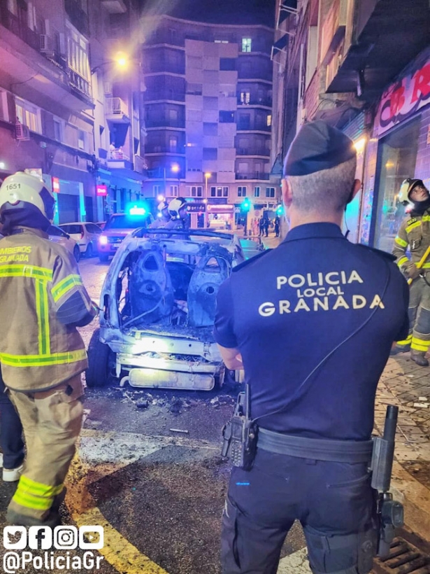 Imagen del coche calcinado (POLICÍA LOCAL GRANADA)