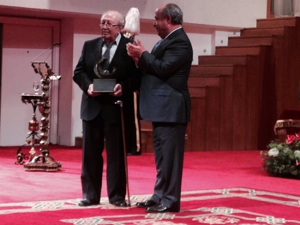 Rafael Guillén recoge el Premio Lorca de manos del entonces alcalde de Granada, José Torres Hurtado, en imagen de archivo (EUROPA PRESS) 