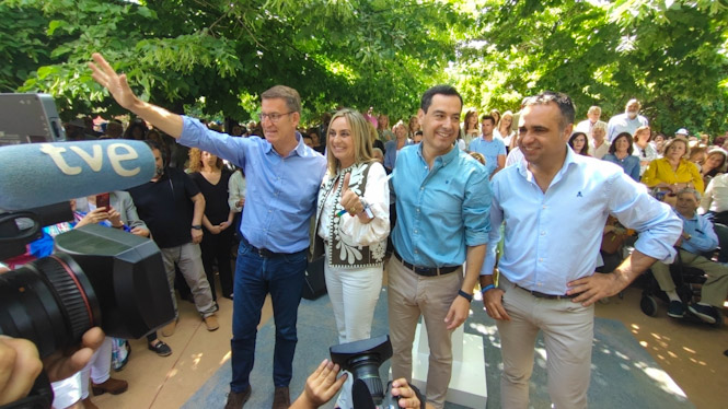 Marífrán Carazo entre Núñez Feijó y Juanma Moreno (PP)