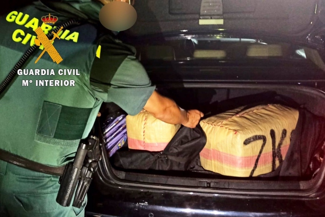 Furgoneta interceptada con fardos de hachís (GUARDIA CIVIL)
