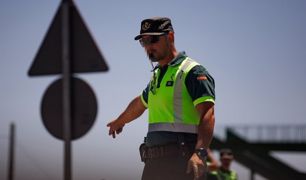 Un agente de la Guardia Civil durante un control. Archivo (ALEJANDRO MARTÍNEZ VÉLEZ-EUROPA PRESS)
