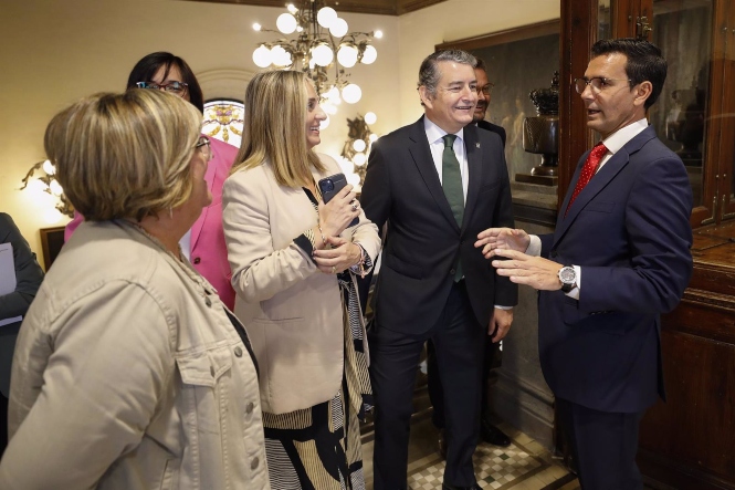 Imagen de archivo con Marifrán Carazo, en el centro, en presencia de Francisco Cuenca, a la derecha, junto con Ana Muñoz, María José Martín, Antonio Sanz y Antonio Grandos (ÁLEX CÁMARA - EUROPA PRESS) 