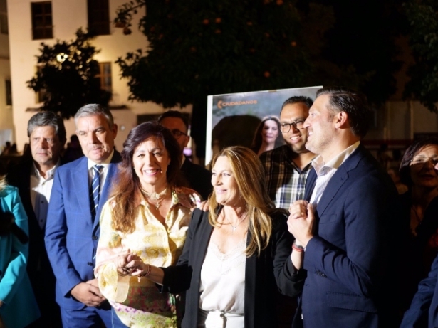 Concha Insúa, en el centro en la imagen, en el acto de CS en Plaza de Carlos Cano (CS) Concha Insúa, en el centro en la imagen, en el acto de CS en Plaza de Carlos Cano (CS)