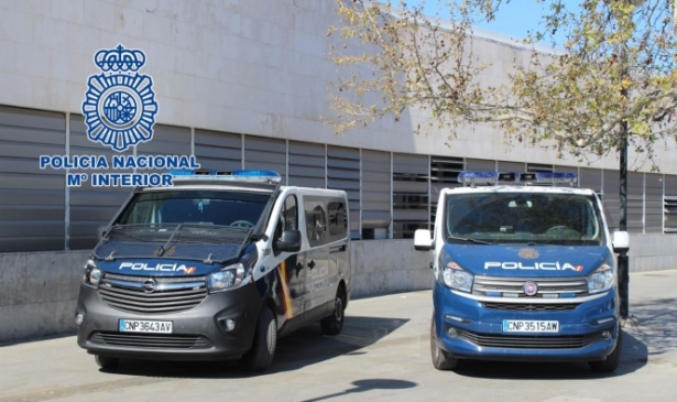 Vehículos policiales en la estación de autobuses (POLICÍA NACIONAL) 