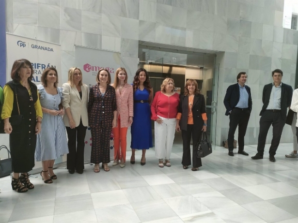 Cuca Gamarra, cuarta por la izquierda en la imagen, con Marifrán Carazo a su derecha, en un encuentro con empresarias en Granada (EUROPA PRESS) Cuca Gamarra, cuarta por la izquierda en la imagen, con Marifrán Carazo a su derecha, en un encuentro con empresarias en Granada (EUROPA PRESS)