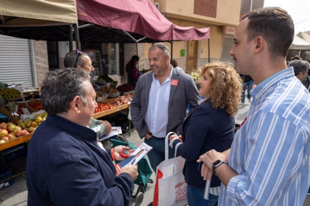 Reparto de material informativo del PSOE en Huéscar (PSOE) Reparto de material informativo del PSOE en Huéscar (PSOE)