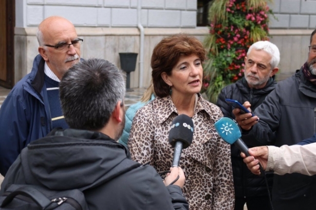 Elisa Cabrerizo atiende a los medios a las puertas del Ayuntamiento de Granada (AYUNTAMIENTO) Elisa Cabrerizo atiende a los medios a las puertas del Ayuntamiento de Granada (AYUNTAMIENTO)