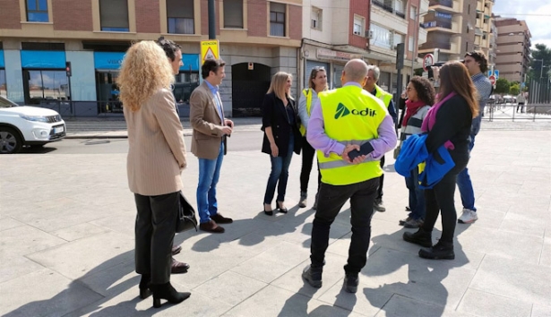 Marifrán Carazo, en el centro en la imagen, antes de una comparecencia informativa junto a la estación de trenes de Andaluces (EUROPA PRESS) Marifrán Carazo, en el centro en la imagen, antes de una comparecencia informativa junto a la estación de trenes de Andaluces (EUROPA PRESS)