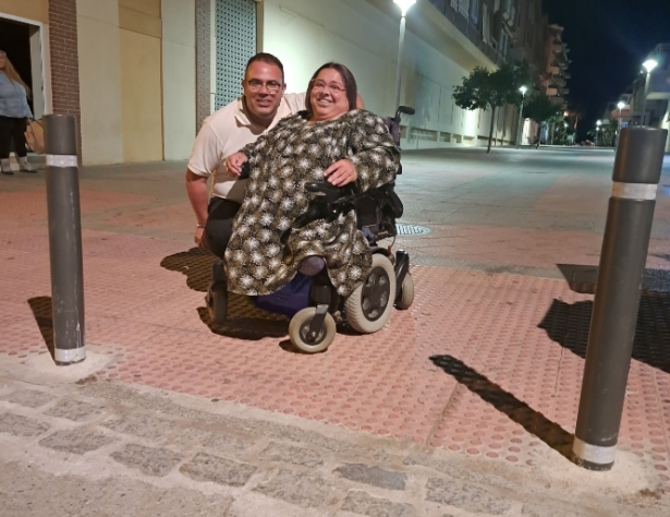 Ruiz Joya y la candidata nº18 del PP, Mariló Callejón en un rebaje junto a un paso de peatones (PP) Ruiz Joya y la candidata nº18 del PP, Mariló Callejón en un rebaje junto a un paso de peatones (PP)