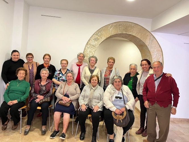 Las alumnas del curso con la encargada de impartirlo. (AYTO. MONTEFRIO)