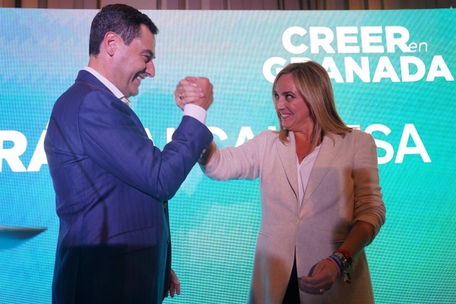 El presidente de la Junta de Andalucía y del PP-A, Juanma Moreno, y la candidata a la Alcaldía, Marifrán Carazo, este viernes en Granada. (PP-A)