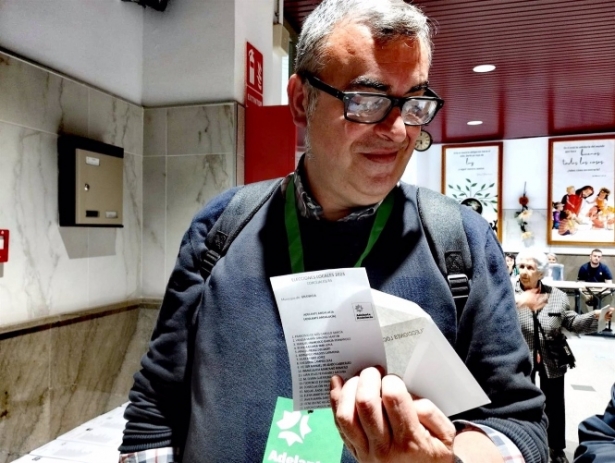 El candidato de Adelante Andalucía a la Alcaldía de Granada, Paco Cabello, ha votado en el Colegio Virgen de Gracia (ADELANTE ANDALUCÍA) El candidato de Adelante Andalucía a la Alcaldía de Granada, Paco Cabello, ha votado en el Colegio Virgen de Gracia (ADELANTE ANDALUCÍA)