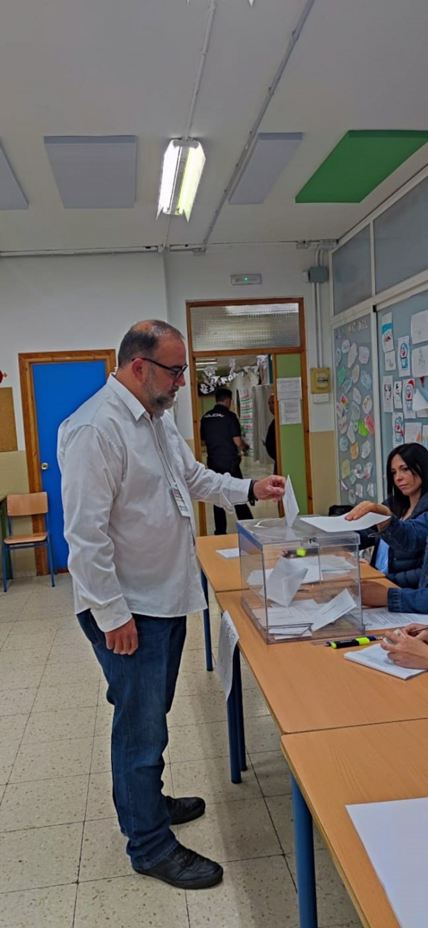 El candidato de Granada Unida a la Alcaldía, Paco Puentedura, ha votado en torno a las 9,30 horas de este domingo en el colegio San Juan de Dios del Cerrillo de Maracena (GRANADA UNIDA) El candidato de Granada Unida a la Alcaldía, Paco Puentedura, ha votado en torno a las 9,30 horas de este domingo en el colegio San Juan de Dios del Cerrillo de Maracena (GRANADA UNIDA)