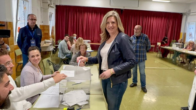 La candidata de Vox a la Alcaldía de Granada, Beatriz Sánchez Agustino, ha votado en el CEIP Andrés Segovia (VOX)