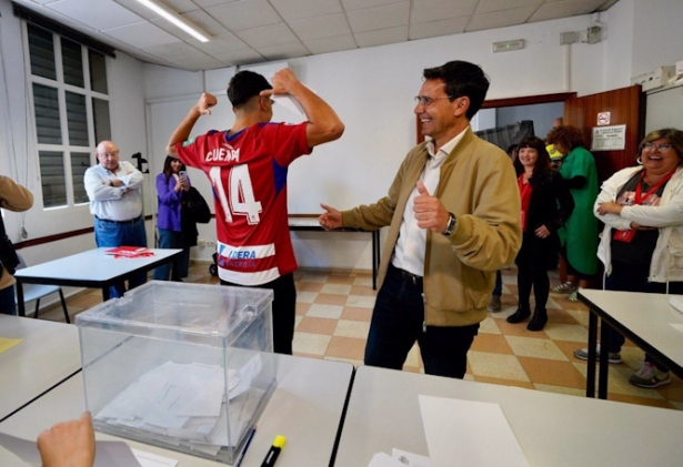 El Alcalde De Granada Y Candidato Del PSOE A La Reelección, Francisco Cuenca, Junto A Un Aficionado Tras Votar En El Centro De Participación Activa Para Mayores Fígares (PSOE) El Alcalde De Granada Y Candidato Del PSOE A La Reelección, Francisco Cuenca, Junto A Un Aficionado Tras Votar En El Centro De Participación Activa Para Mayores Fígares (PSOE)