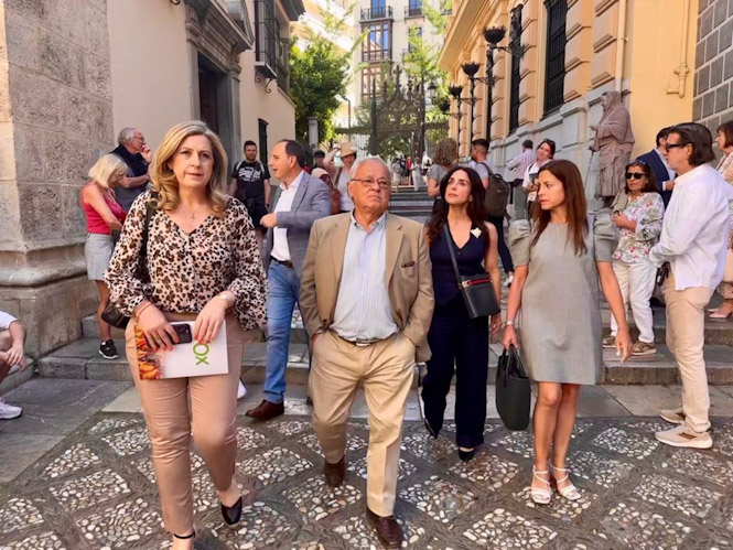 Visita a Granada del consejero de Cultura en Castilla y León, Gonzalo Santonja, en imagen de archivo con el Grupo Municipal de Vox en Granada capital (VOX)