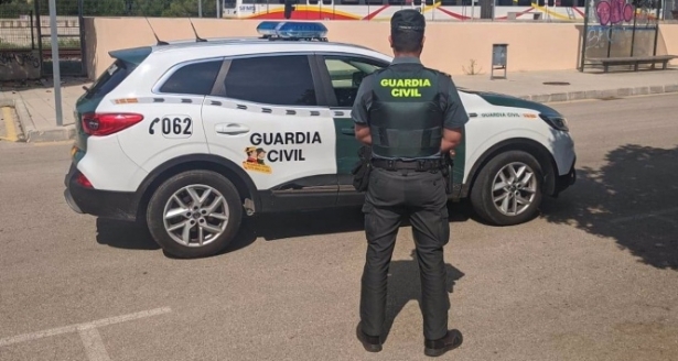 Un agente de la Guardia Civil, de espaldas, junto a un vehículo (GUARDIA CIVIL) Un agente de la Guardia Civil, de espaldas, junto a un vehículo (GUARDIA CIVIL)