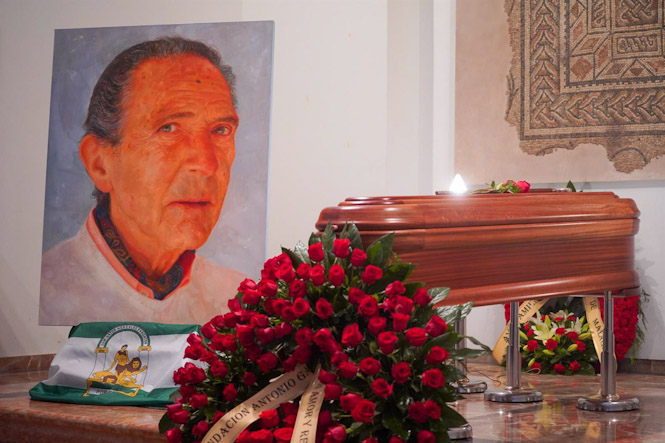 Detalle del ataúd durante la capilla ardiente del escritor Antonio Gala en la Fundación Antonio Gala (FRANCISCO J. OLMO - EUROPA PRESS)