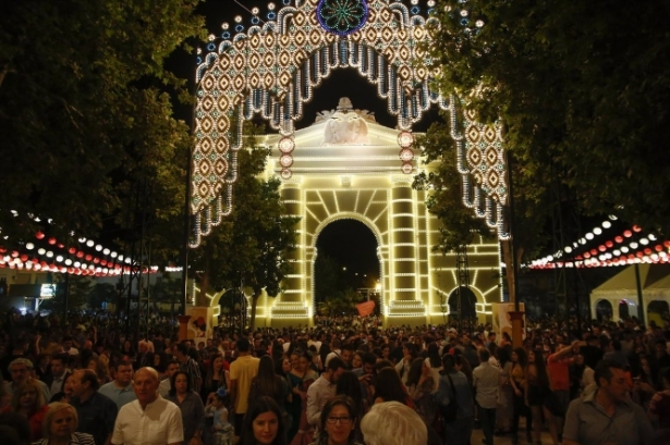 Inauguracion de la feria del Corpus 2019 en Granada con el encendido del recinto (ÁLEX CÁMARA / EUROPA PRESS)