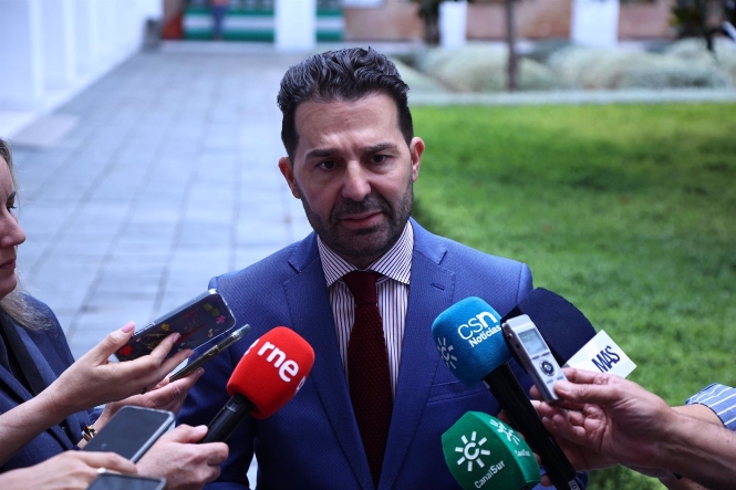 Noel López (PSOE-A) atiende a los medios en el Parlamento andaluz (JOAQUÍN CORCHERO - EUROPA PRESS)