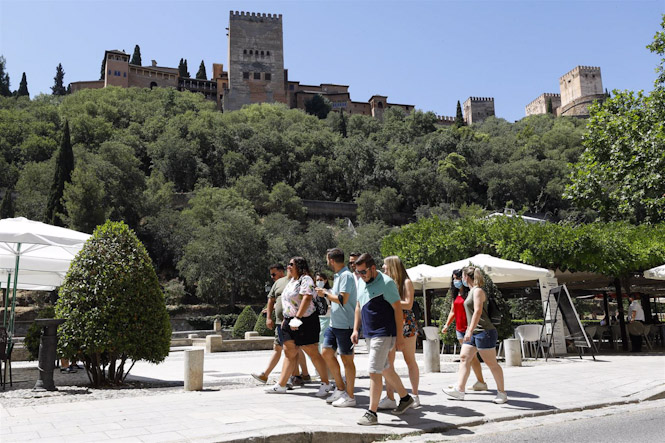Turistas por las calles de Granada (ÁLEX CÁMARA - EUROPA PRESS)