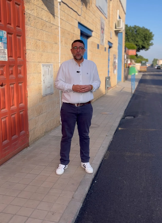 El alcalde en funciones de Vegas en el Vial de Belicena que se está asfaltando (AYTO. VEGAS DEL GENIL)