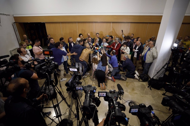 La alcaldesa de Maracena, Berta Linares, atendiendo a los medios tras levantarse el secreto de sumario (ÁLEX CÁMARA / EUROPA PRESS) 