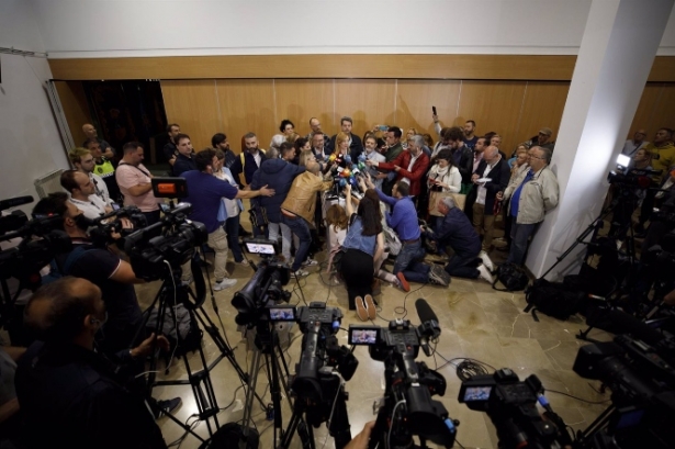 La alcaldesa de Maracena, Berta Linares, atendiendo a los medios tras levantarse el secreto de sumario (ÁLEX CÁMARA / EUROPA PRESS) 