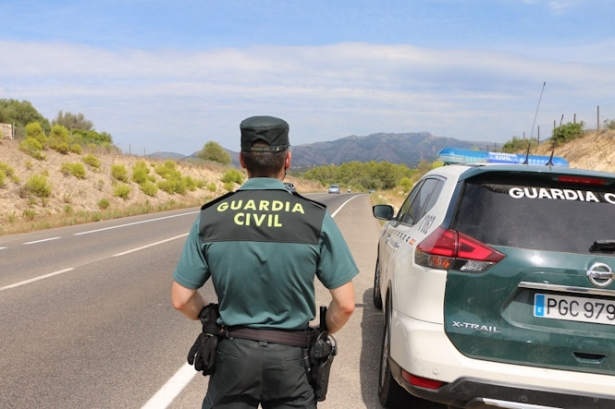Un agente de la Guardia Civil, junto a un vehículo del cuerpo. Archivo (GUARDIA CIVIL( Un agente de la Guardia Civil, junto a un vehículo del cuerpo. Archivo (GUARDIA CIVIL(