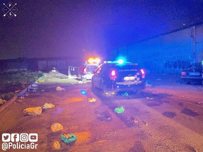 La Policía Local de Granada, en el momento de desalojar una botellona con cerca de 300 personas en las inmediaciones del barrio de Bobadilla (POLICIA LOCAL DE GRANADA)