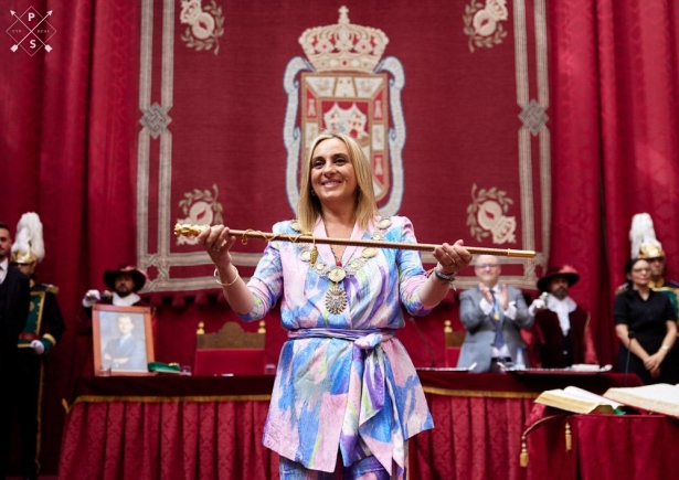 Marífrán Carazo con el bastón de mando (AYUNTAMIENTO)