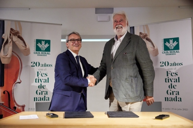 El presidente de Caja Rural Granada, Antonio León y el director del Festival, Antonio Moral (CAJA RURAL)