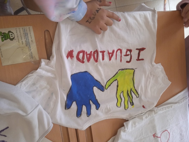 Una de las camsietas con mensaje (CONSORCIO)