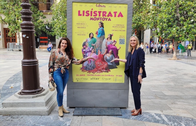 La alaldesa de Granada, Marifran Carazo, junto a la directora de Gitanas a Escena, Coco Reyes (AYUNTAMIENTO DE GRANADA) 